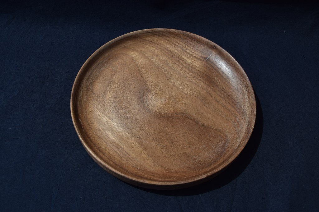 Servierteller in Nussbaum